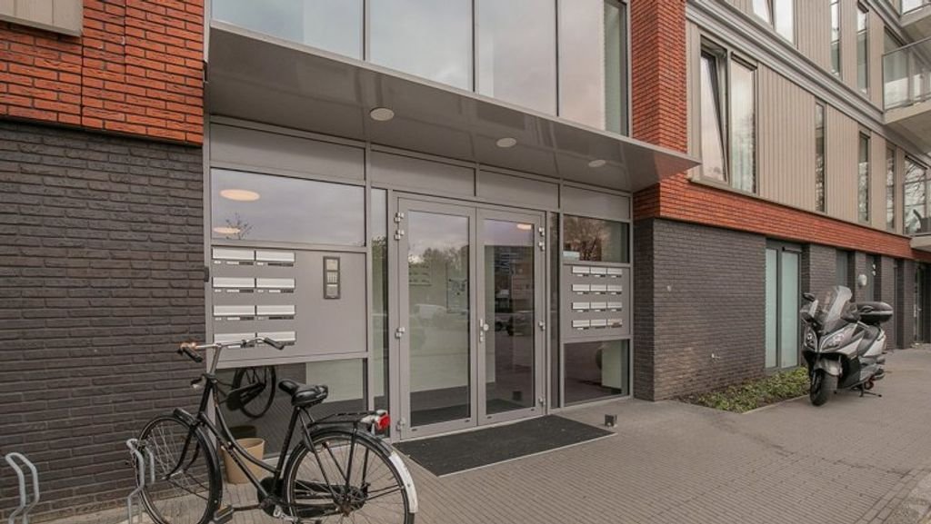 Bright 2-bedroom apartment with balcony - Image 2