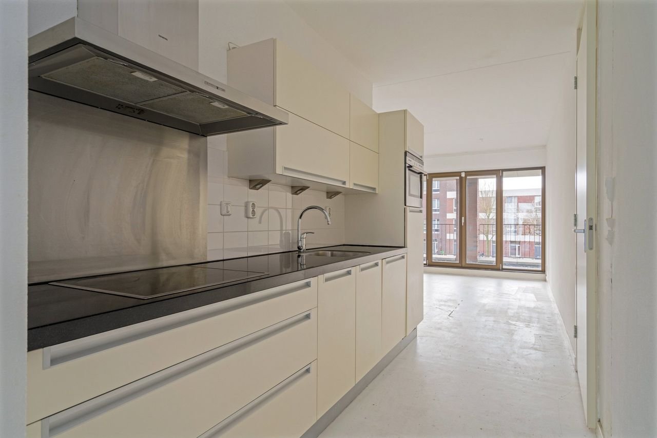 Spacious apartment with views over the IJmeer - Image 9