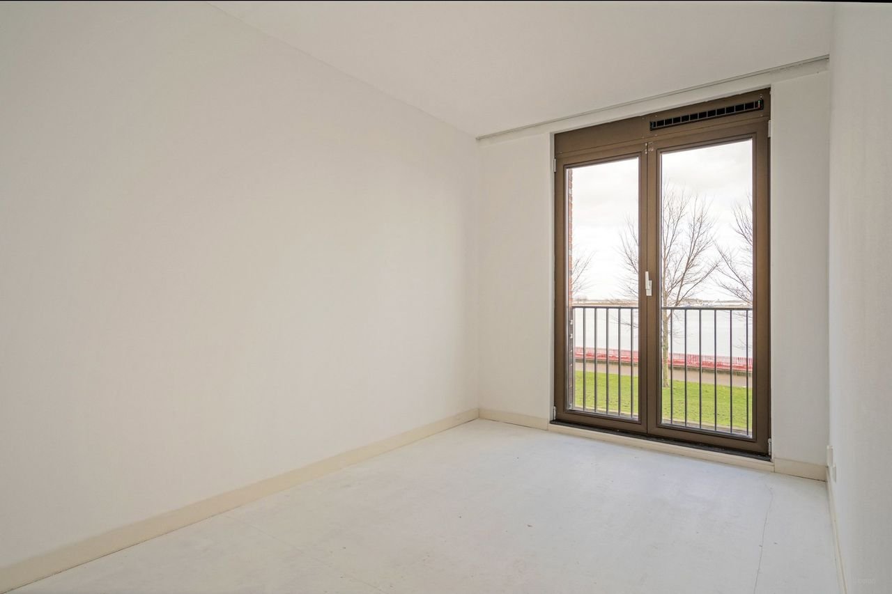 Spacious apartment with views over the IJmeer - Image 13