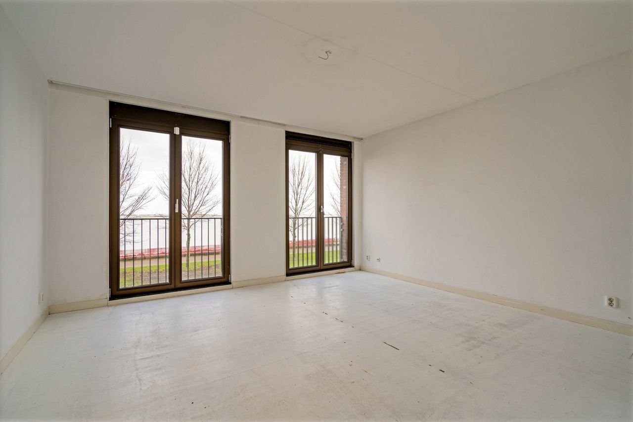 Spacious apartment with views over the IJmeer - Image 12