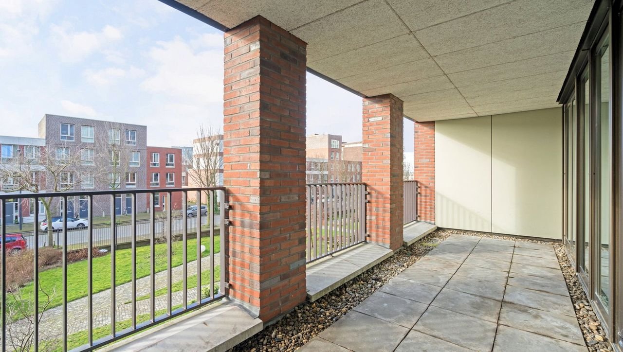 Spacious apartment with views over the IJmeer - Image 1