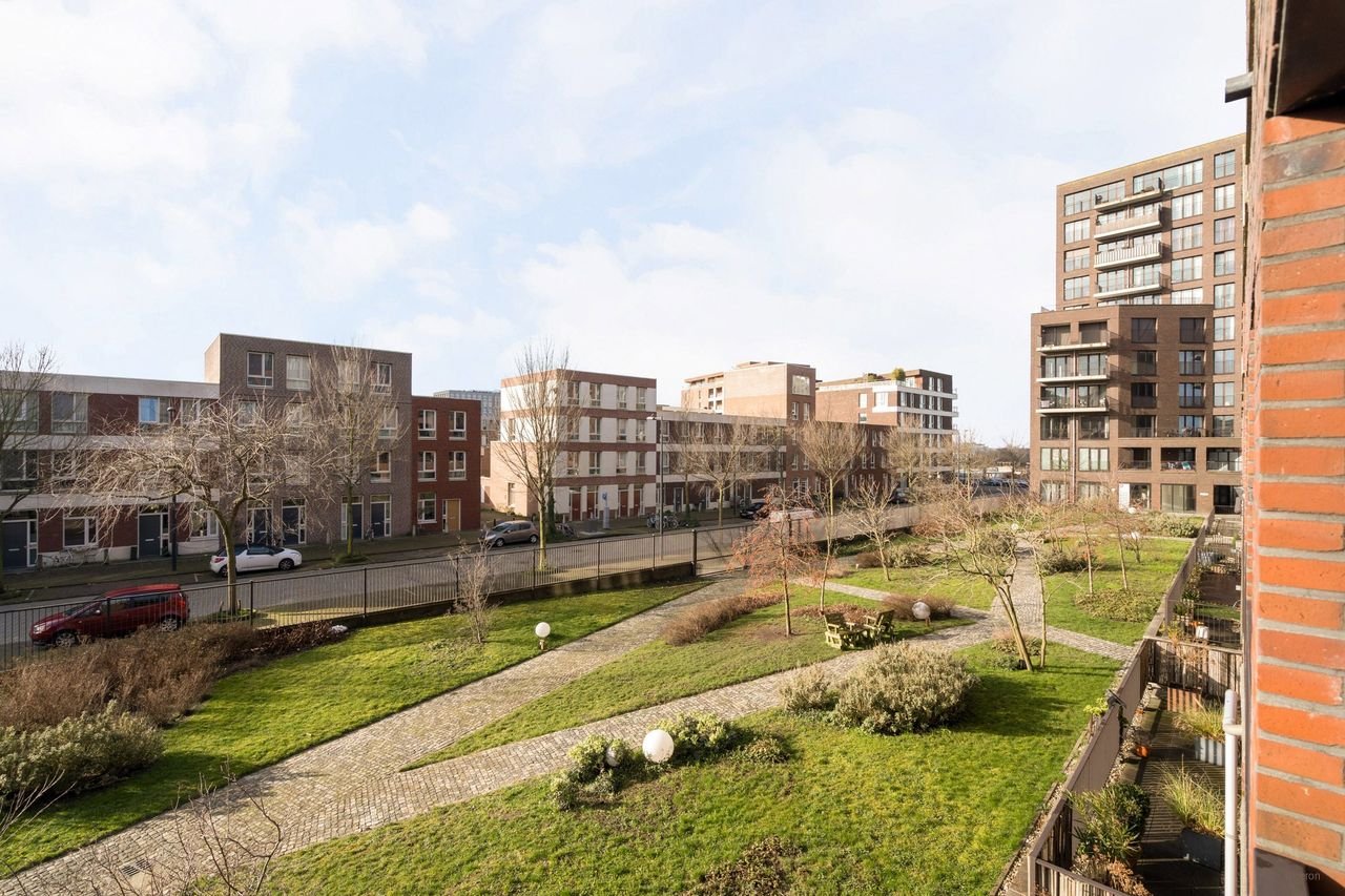Spacious apartment with views over the IJmeer - Image 18