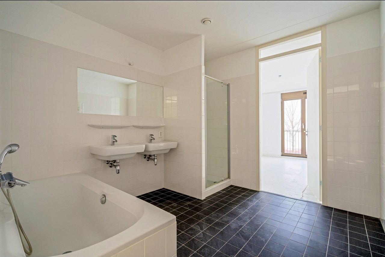 Spacious apartment with views over the IJmeer - Image 15