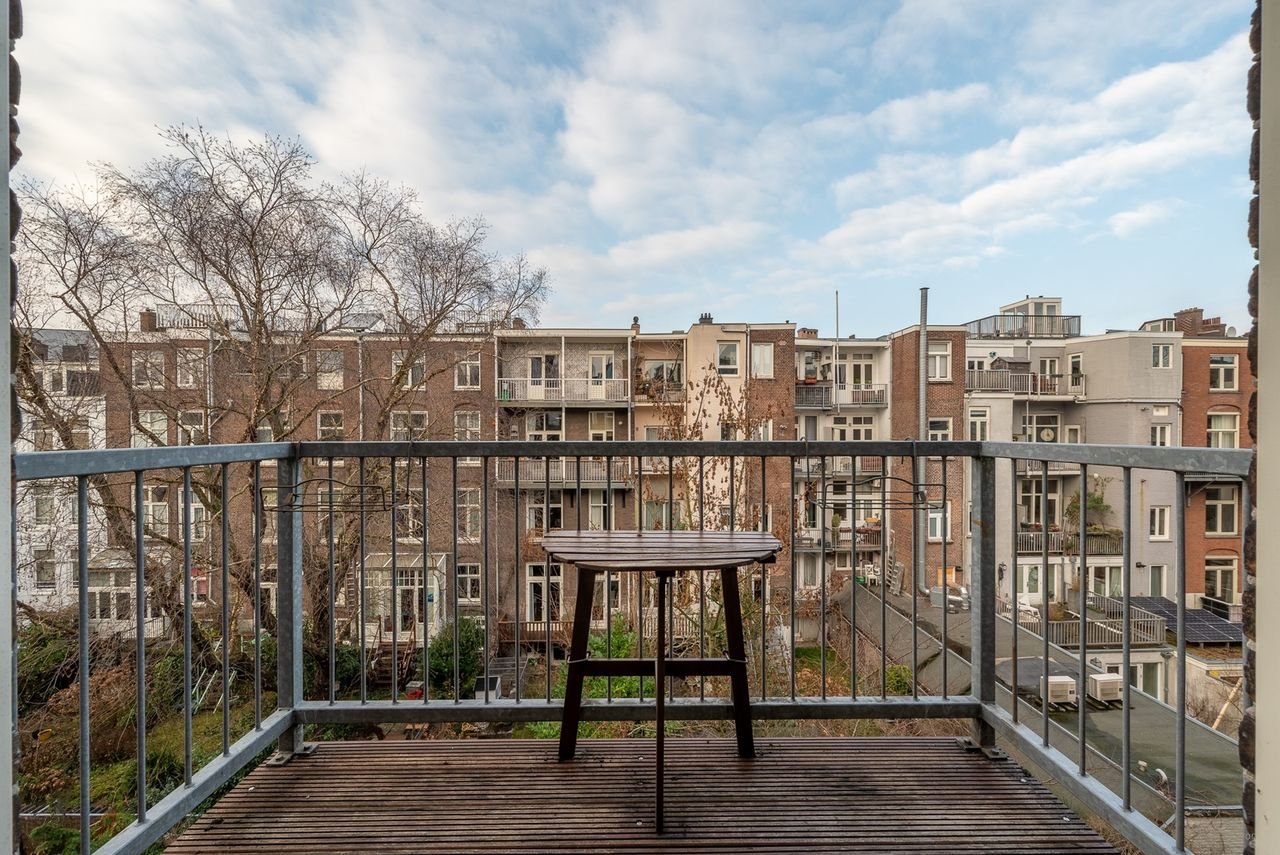 Bright 2-bedroom apartment with balcony - Image 11