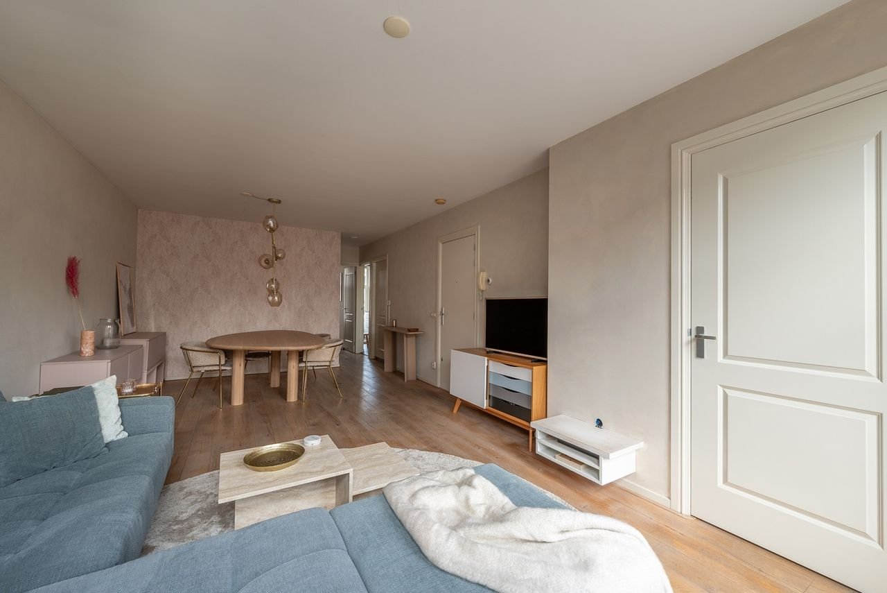 Bright 2-bedroom apartment with balcony - Image 5