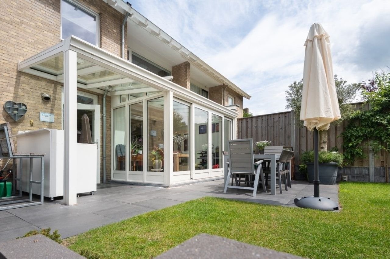 Spacious semi-detached house with home office - Image 21