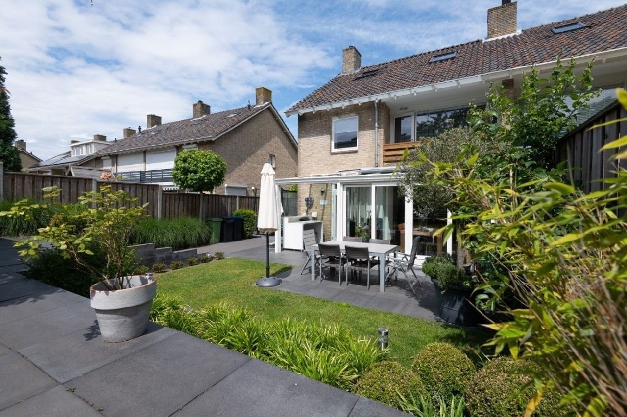 Spacious semi-detached house with home office - Image 20