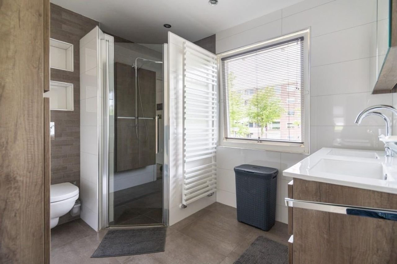 Spacious semi-detached house with home office - Image 15