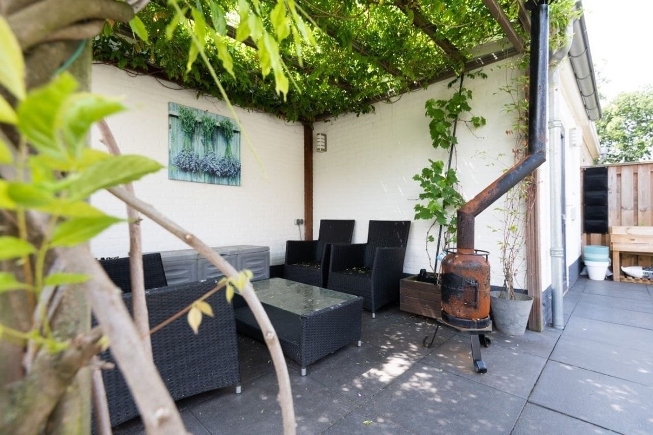 Spacious semi-detached house with home office - Image 25