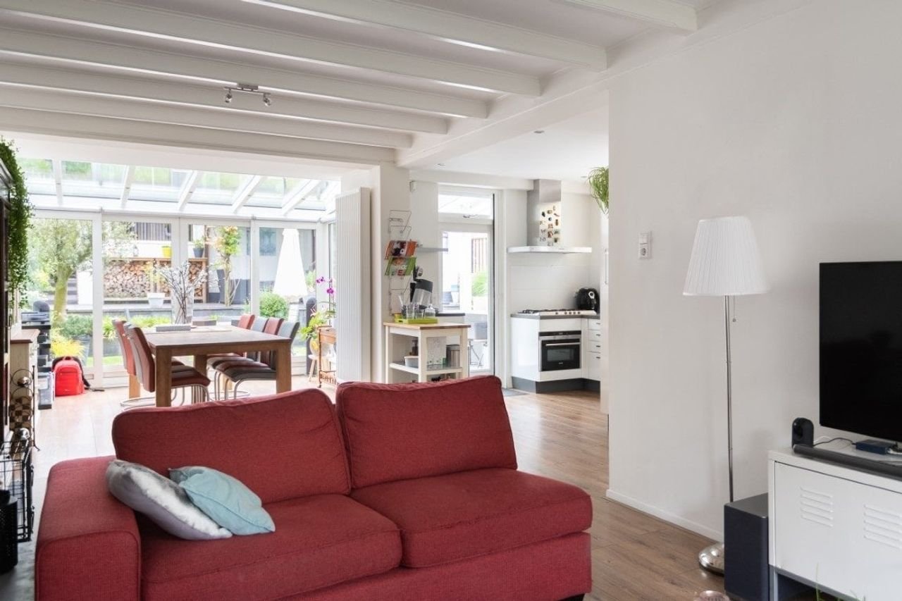 Spacious semi-detached house with home office - Image 4