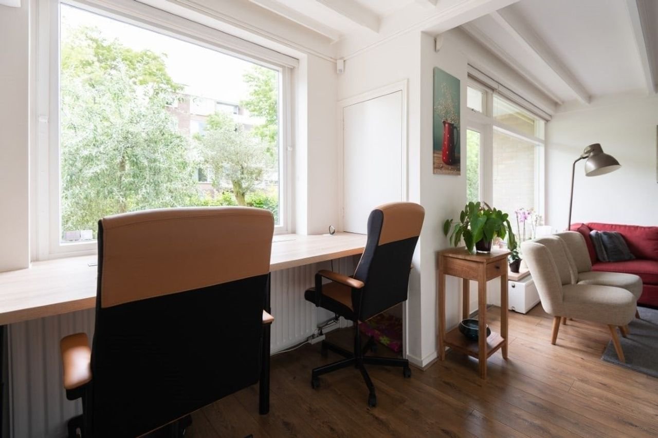 Spacious semi-detached house with home office - Image 7