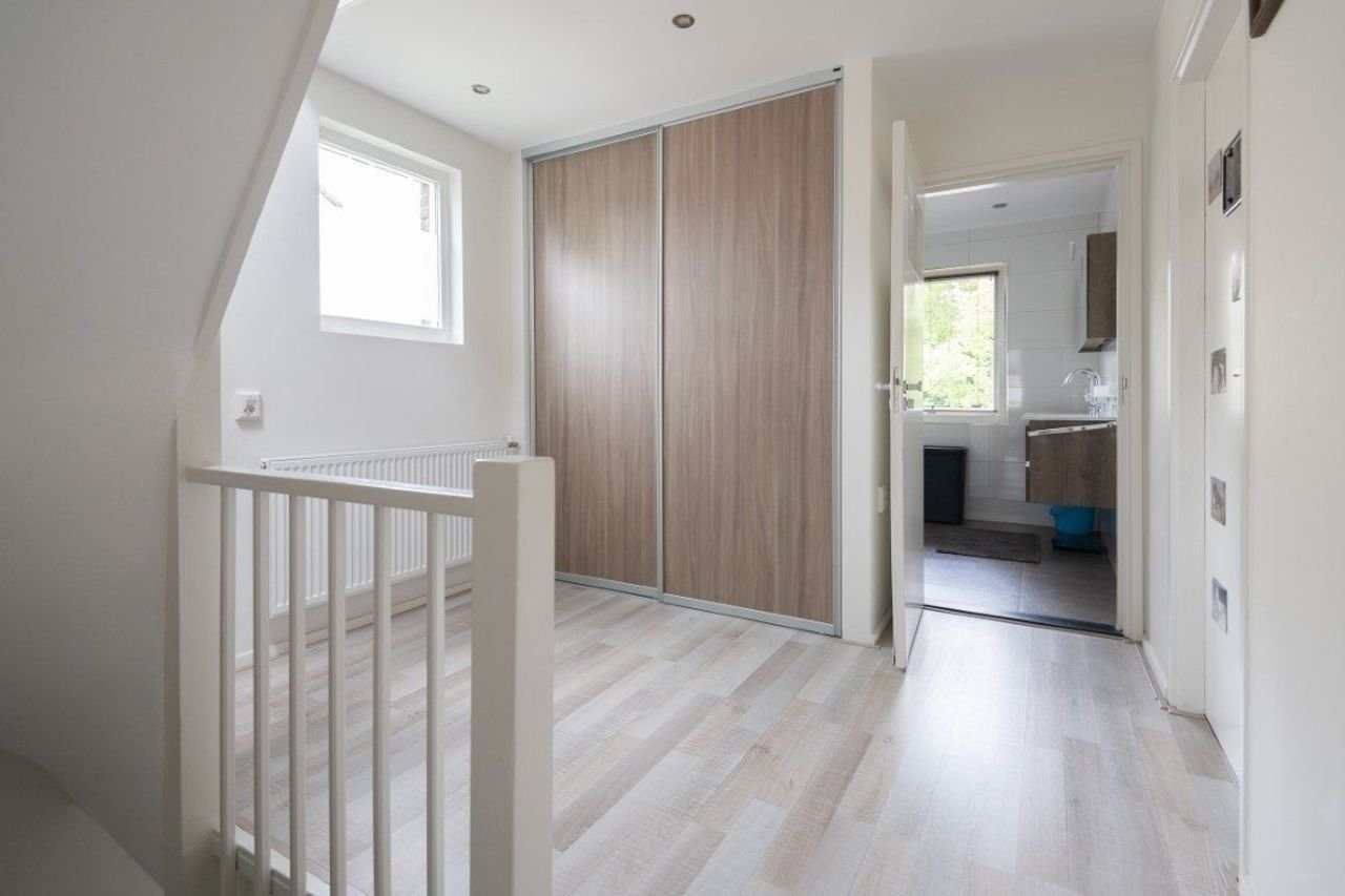 Spacious semi-detached house with home office - Image 11