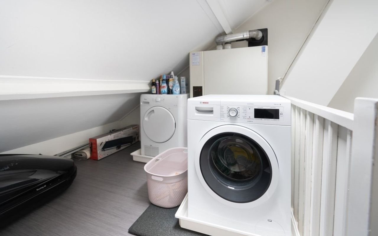 Spacious semi-detached house with home office - Image 18