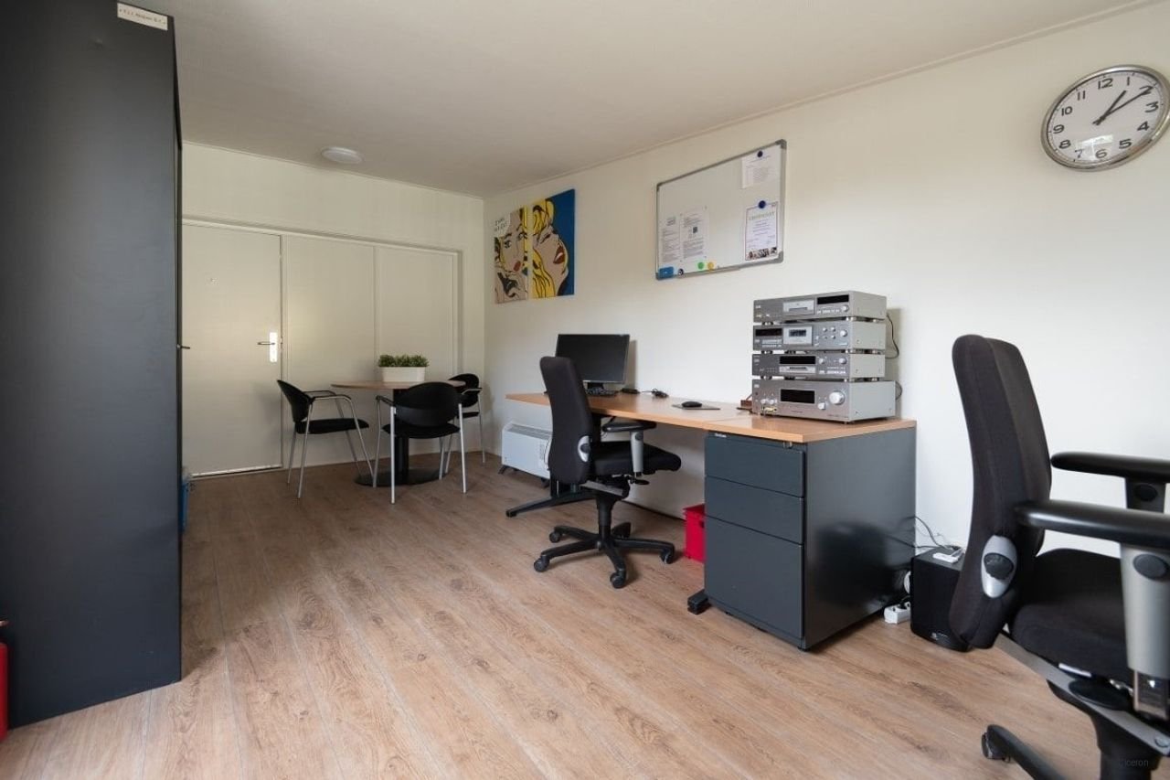 Spacious semi-detached house with home office - Image 27