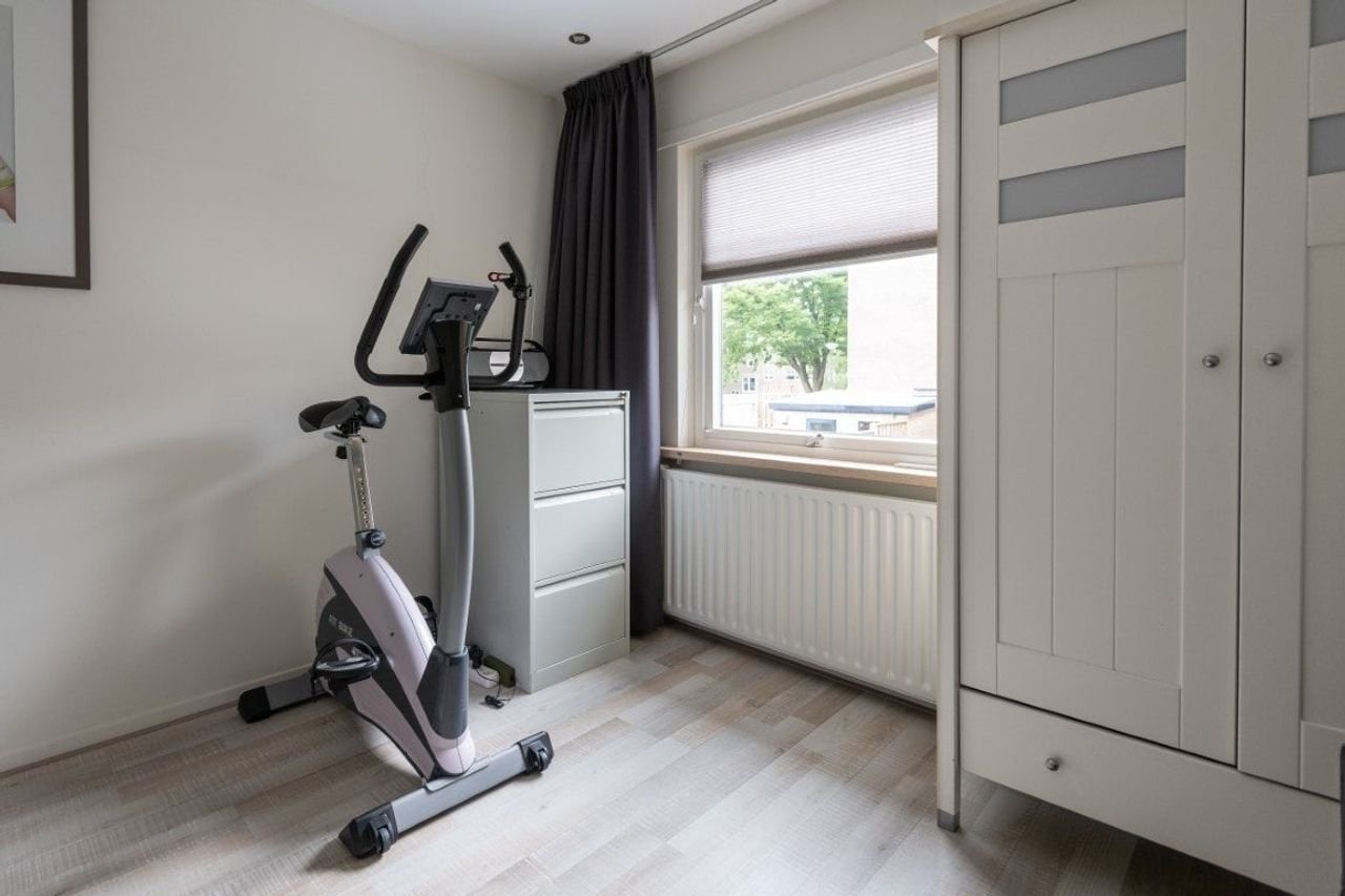 Spacious semi-detached house with home office - Image 14