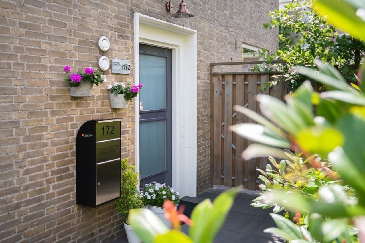 Spacious semi-detached house with home office - Image 2