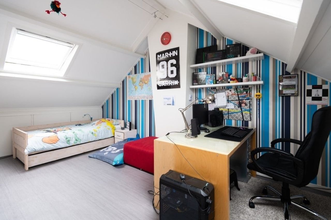 Spacious semi-detached house with home office - Image 19