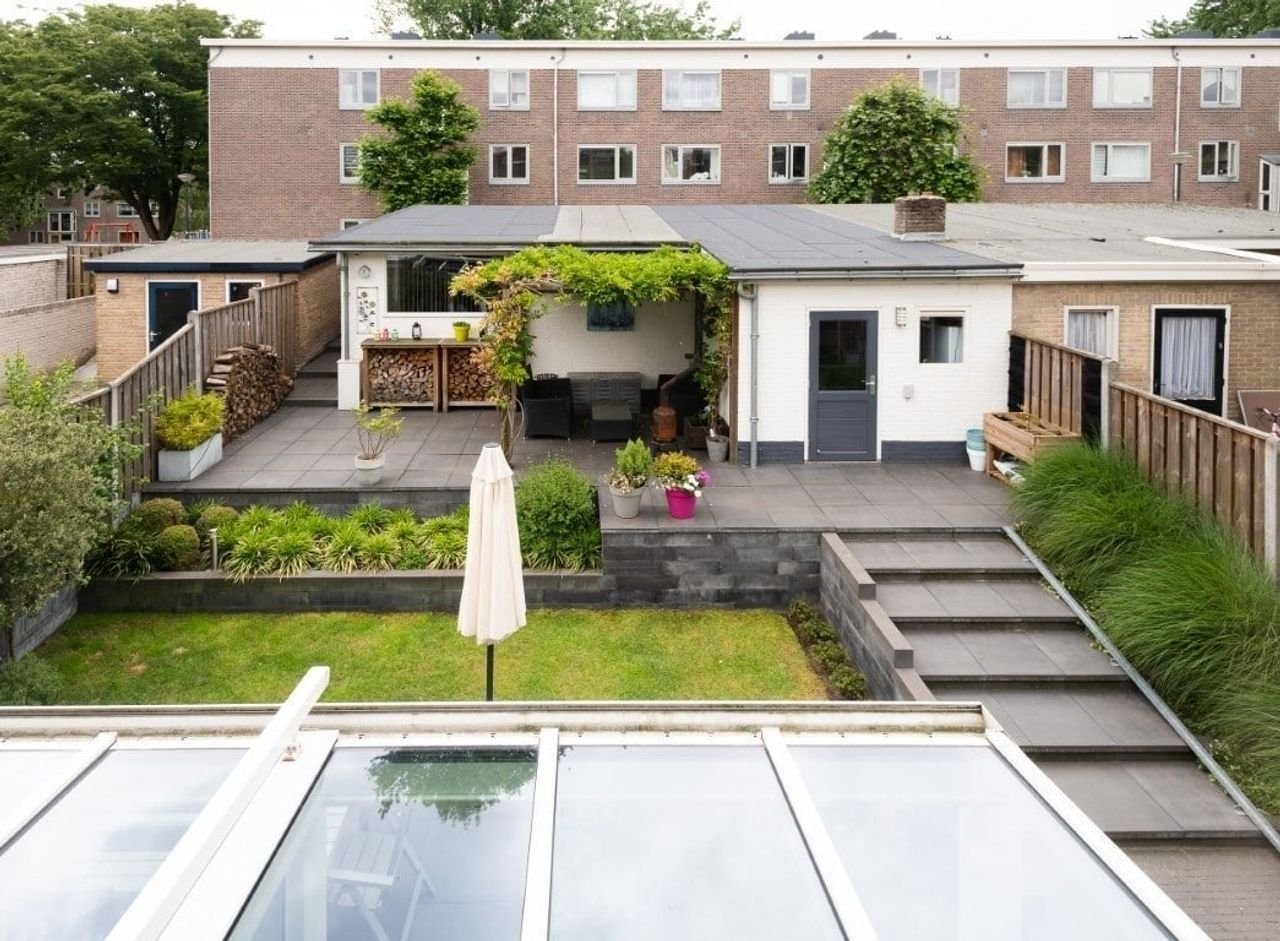 Spacious semi-detached house with home office - Image 26