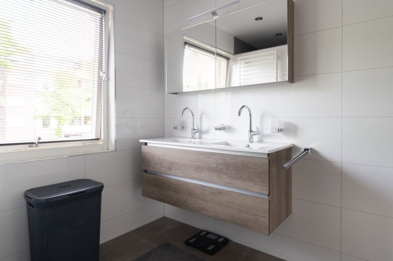 Spacious semi-detached house with home office - Image 16