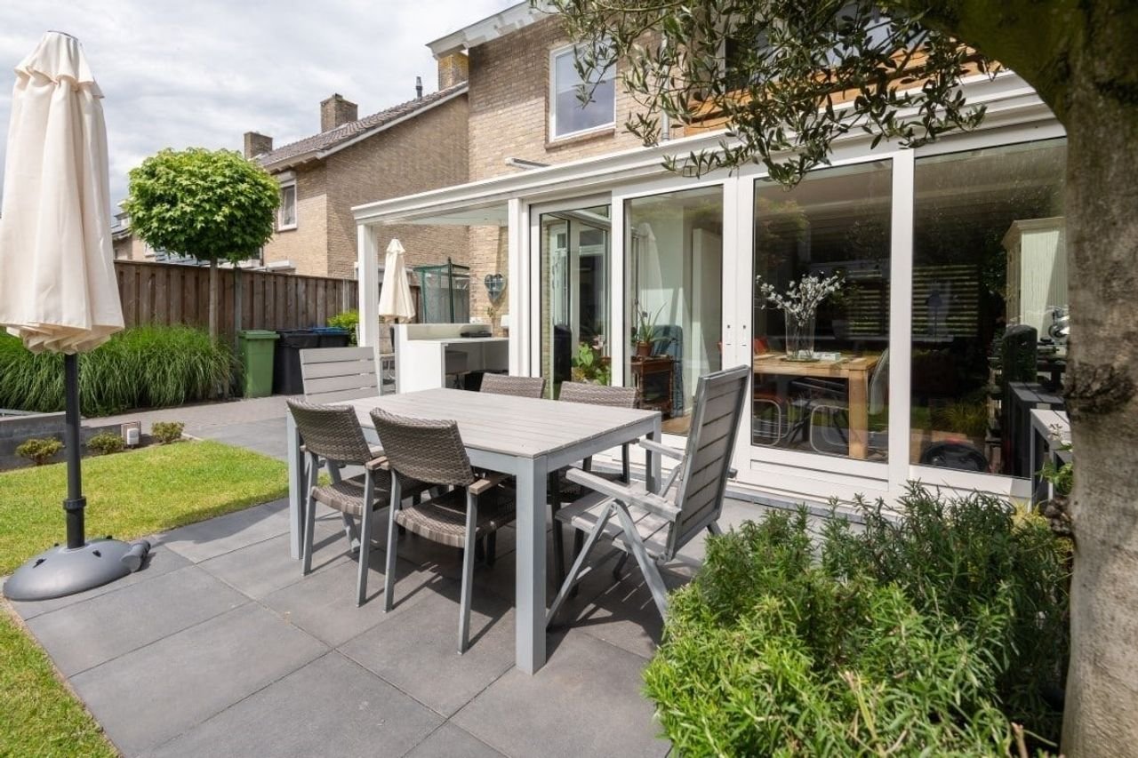 Spacious semi-detached house with home office - Image 22