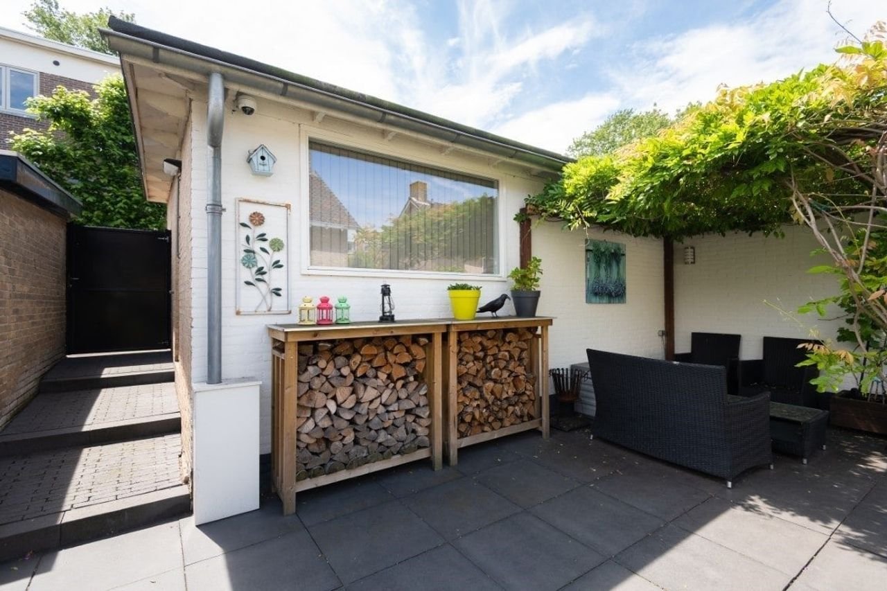 Spacious semi-detached house with home office - Image 24