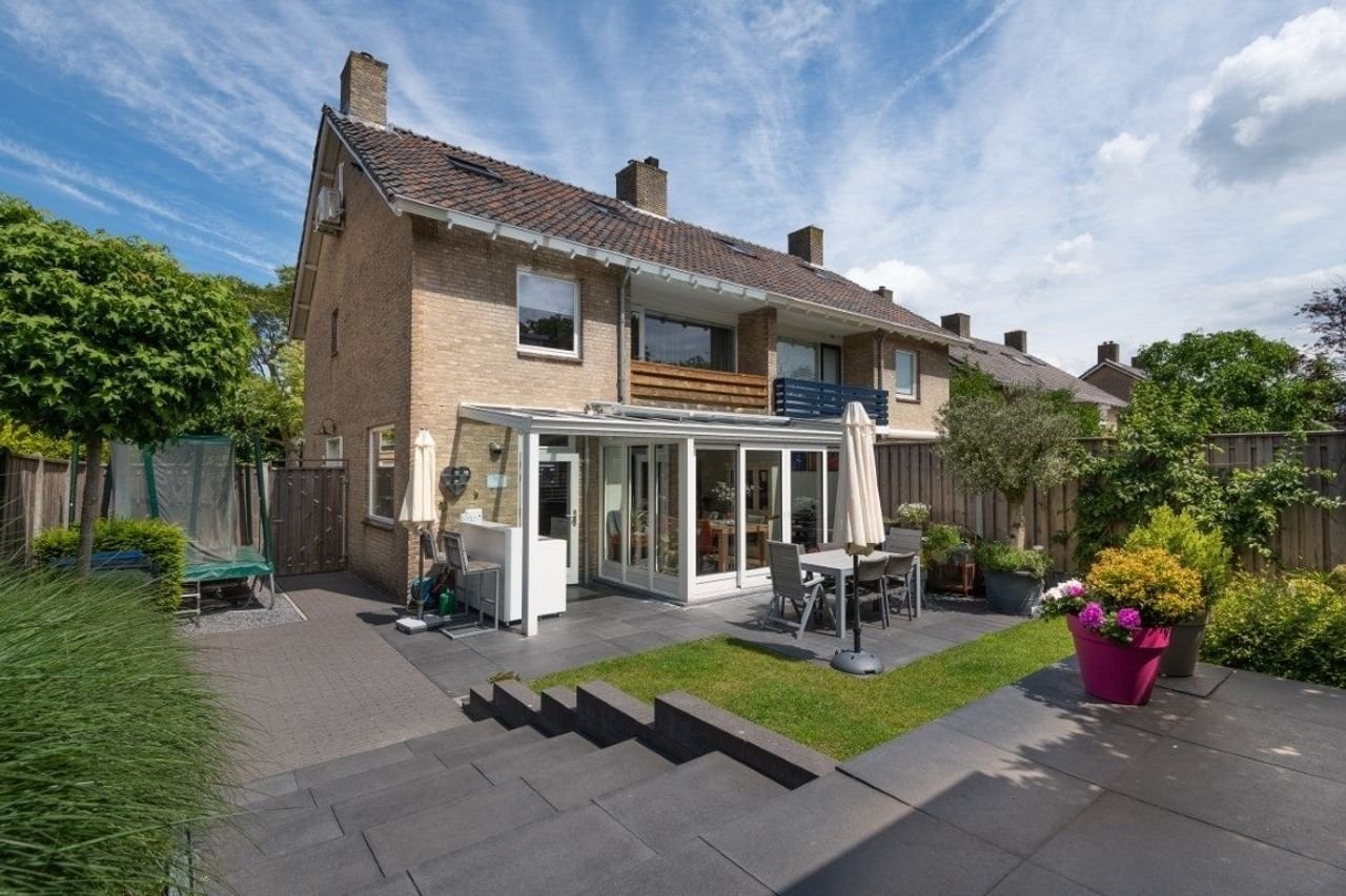 Spacious semi-detached house with home office - Image 3