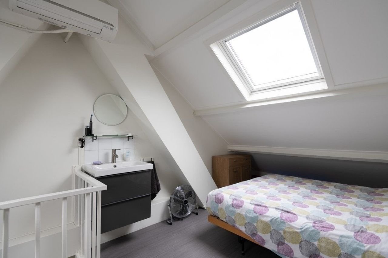 Spacious semi-detached house with home office - Image 17