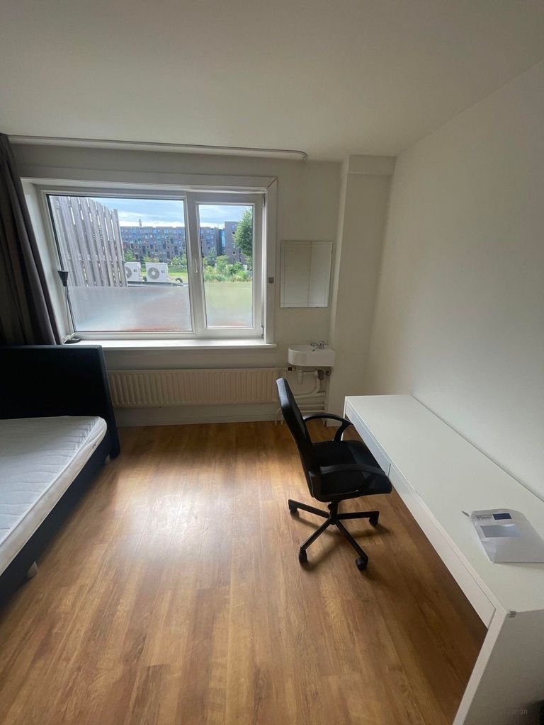 Student room with private shower - Image 2