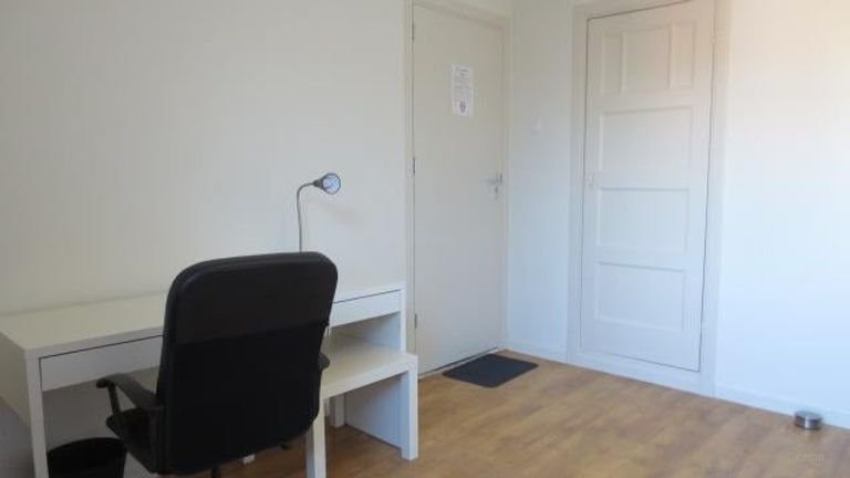 Student room with private shower - Image 4