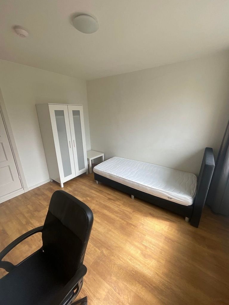 Student room with private shower - Image 3