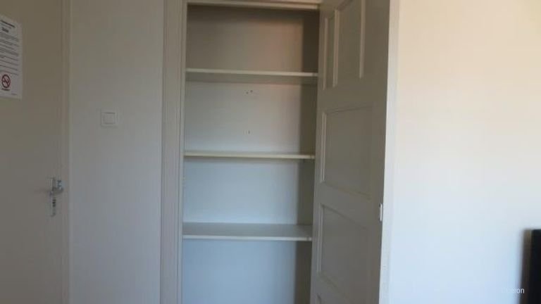 Student room with private shower - Image 6