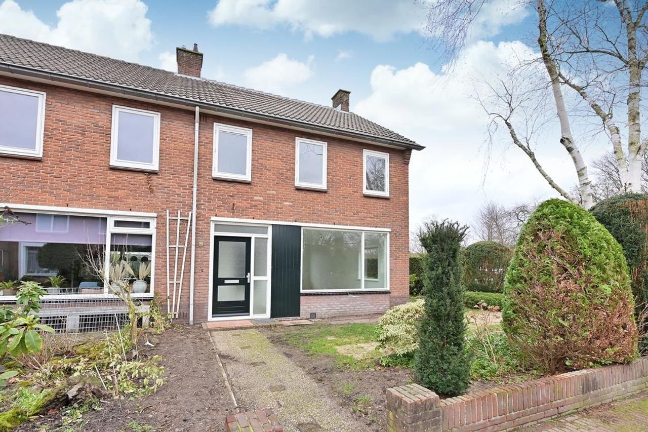Renovated corner house with garage - Image 1