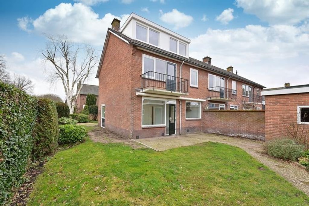 Renovated corner house with garage - Image 2