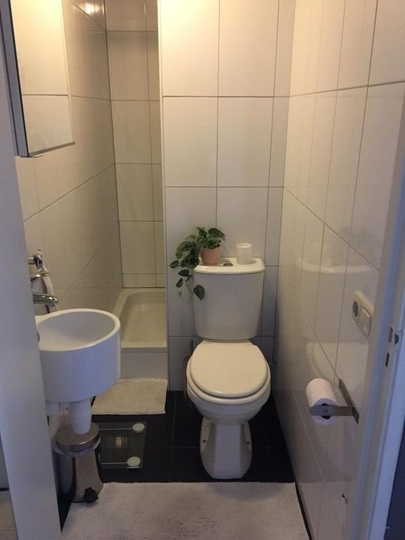 Compact apartment near the city center - Image 5