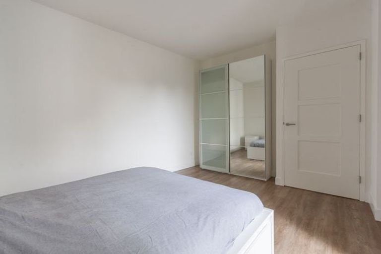 Vughterstraat with parking space - Image 8