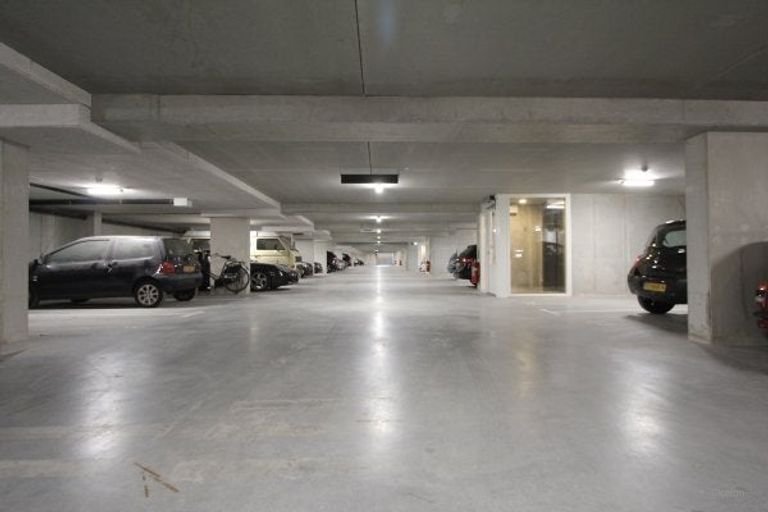 Spacious apartment with terrace and parking - Image 25