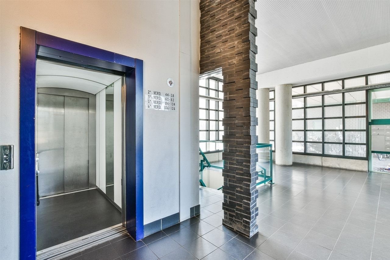 Spacious apartment with terrace and parking - Image 2