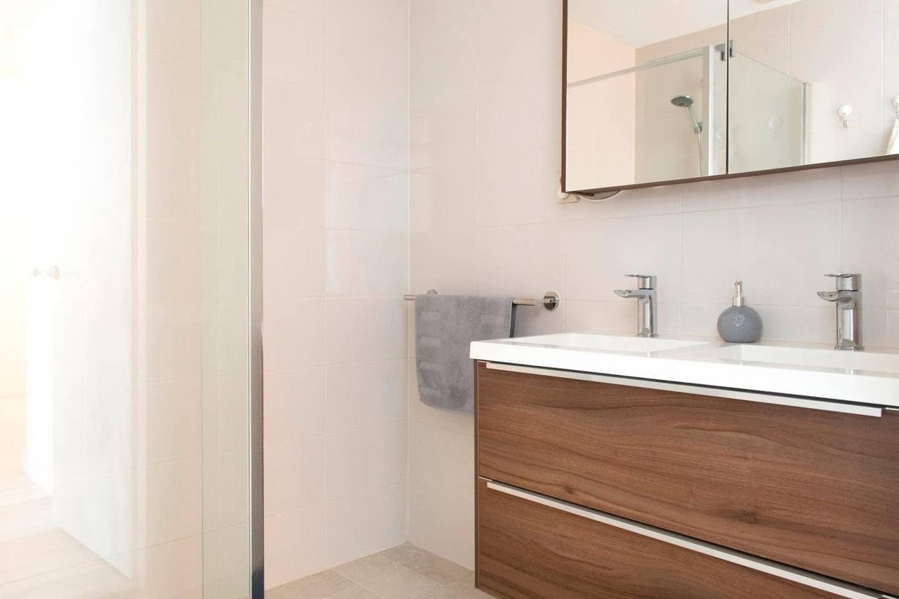 Spacious apartment with terrace and parking - Image 17