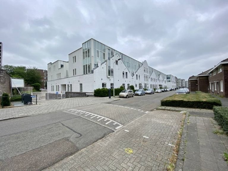 Royaal wonen in oude Artifort-fabriek - Afbeelding 1