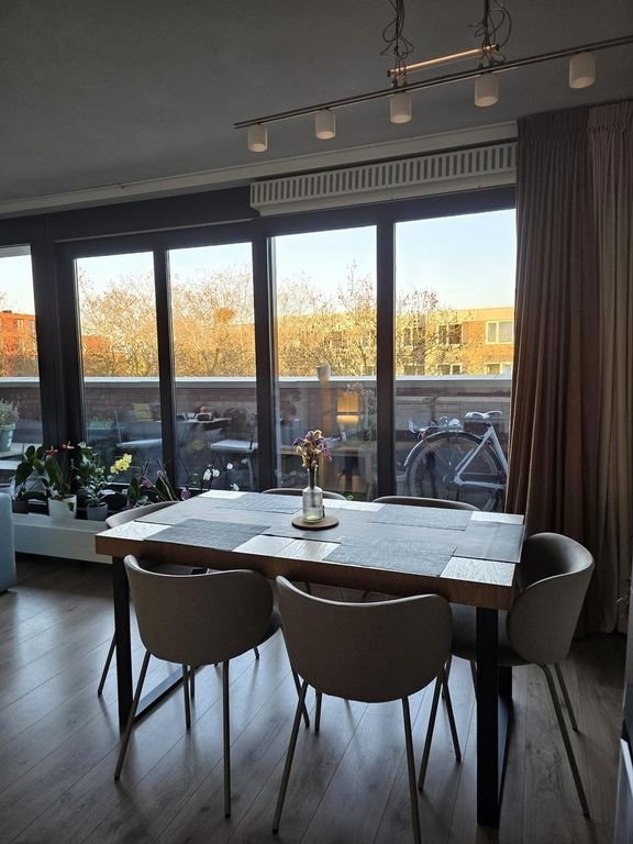 Bright apartment with private parking - Image 5