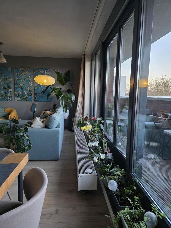 Bright apartment with private parking - Image 4