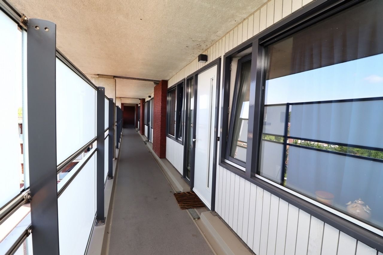 Bright apartment with private parking - Image 15