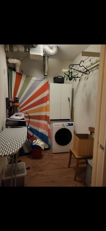 Bright apartment with private parking - Image 14