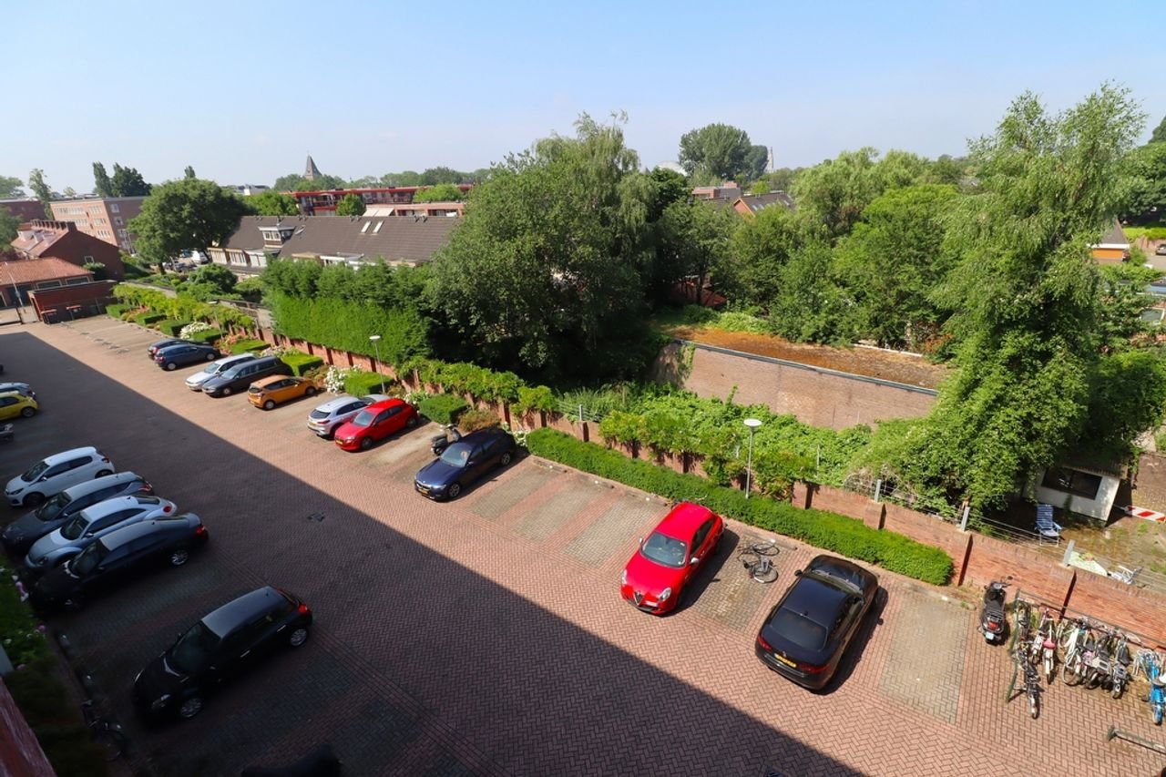 Bright apartment with private parking - Image 16