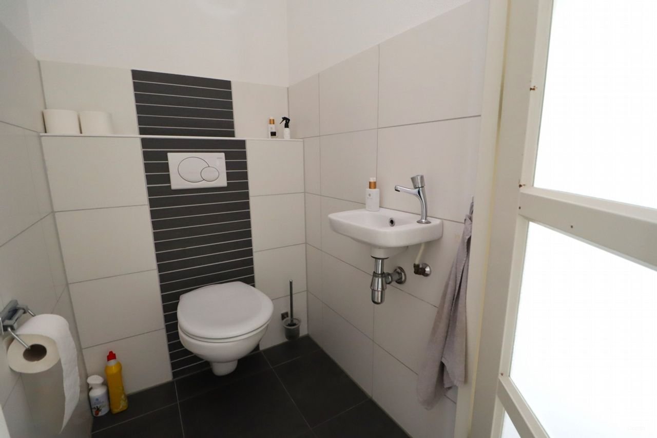 Bright apartment with private parking - Image 13