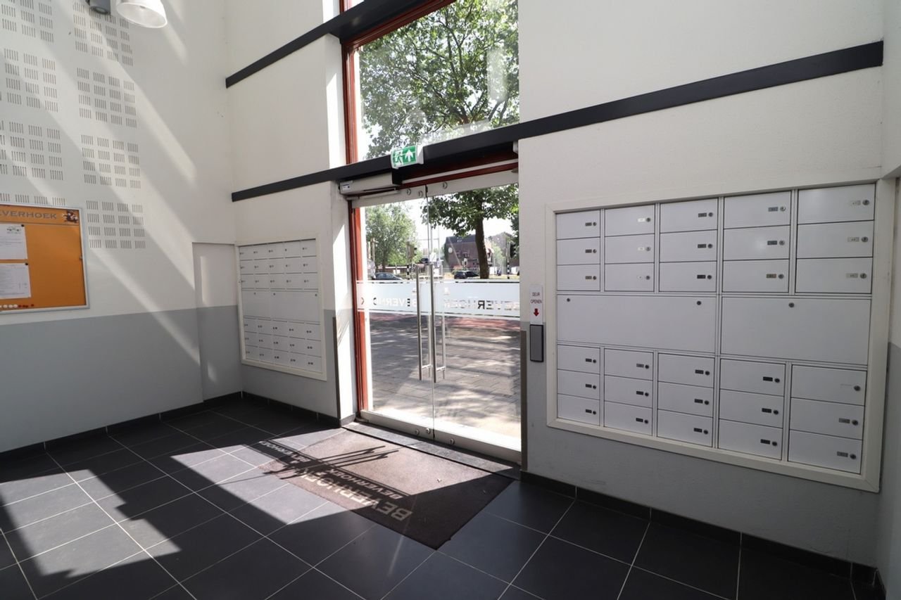 Bright apartment with private parking - Image 18