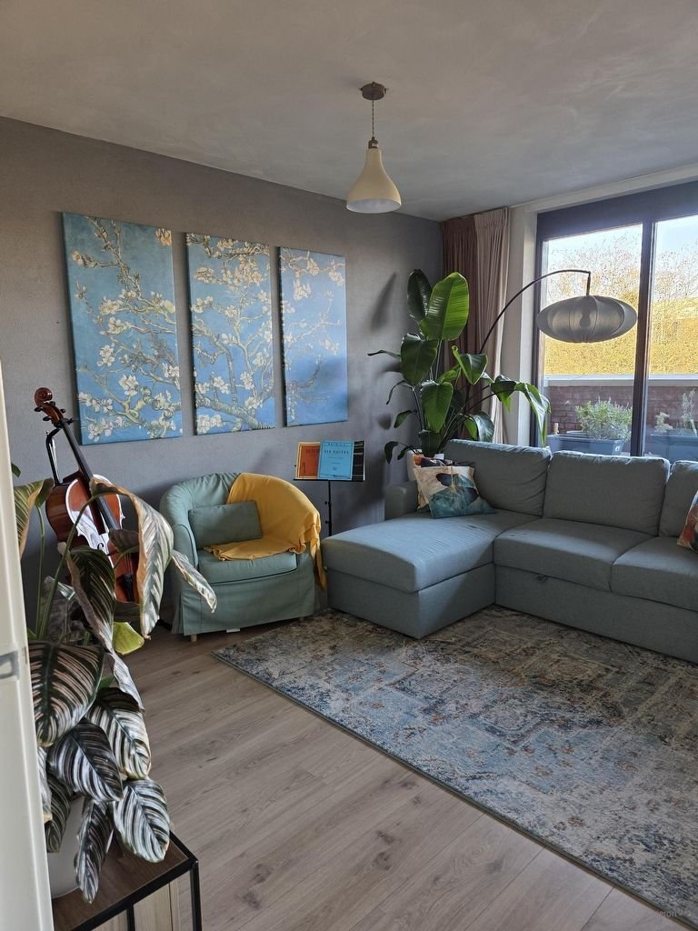 Bright apartment with private parking - Image 3