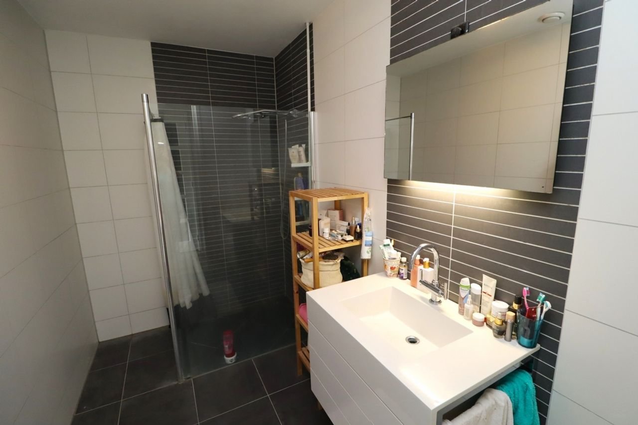 Bright apartment with private parking - Image 12