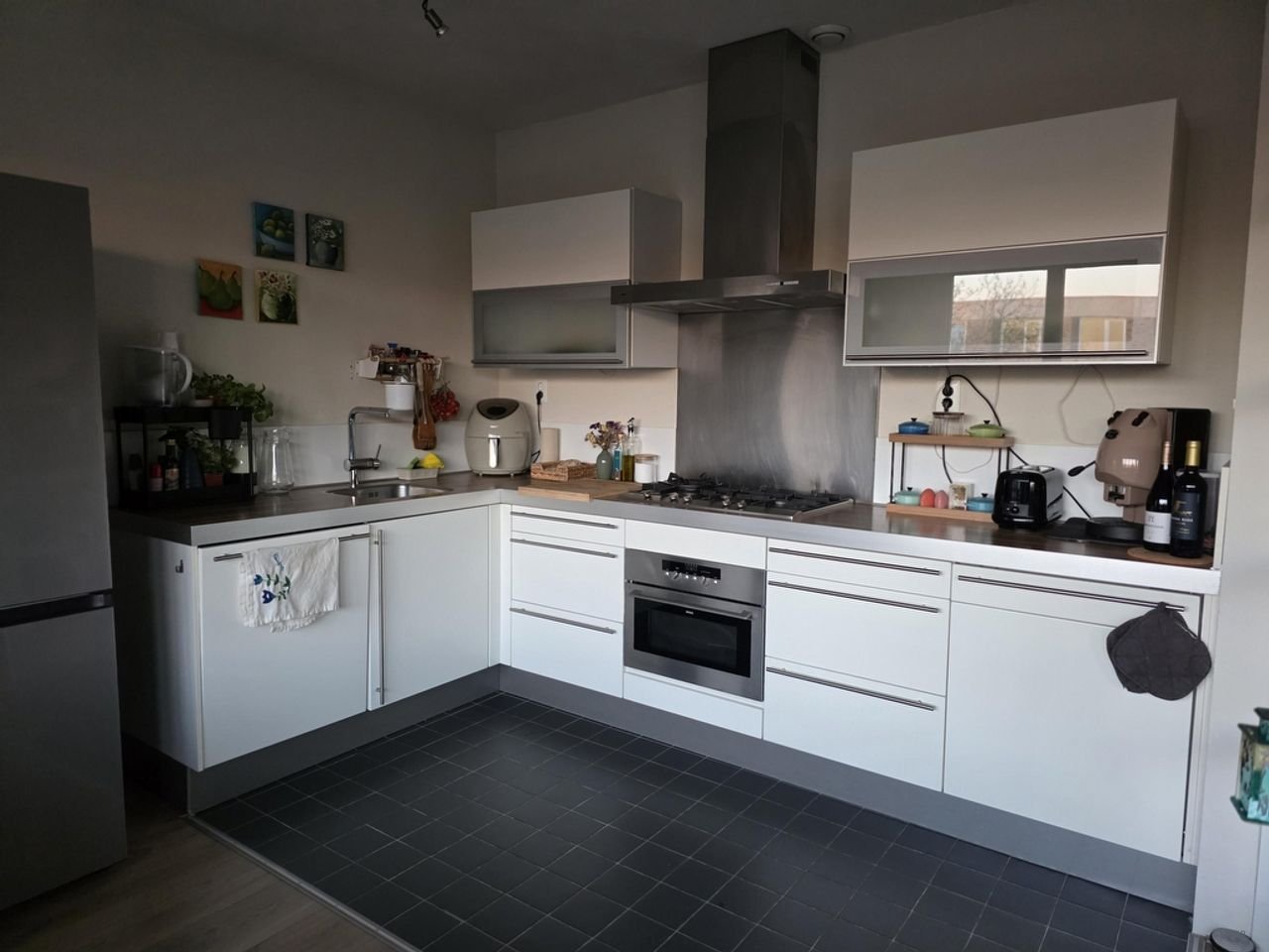 Bright apartment with private parking - Image 7