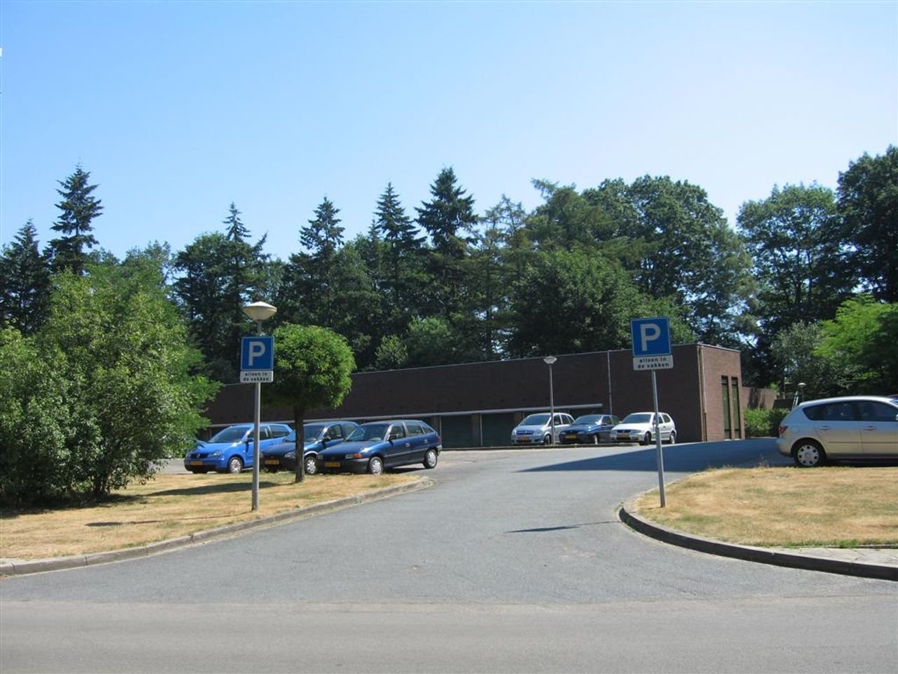 2-bedroom apartment surrounded by greenery - Image 10